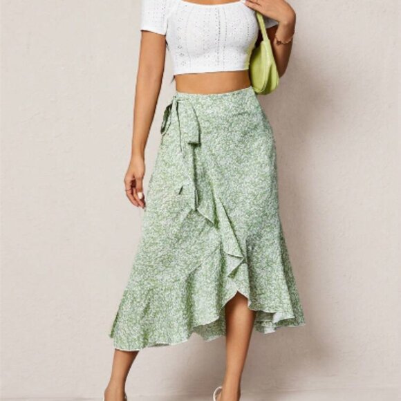 ✨3/$20✨ SHEIN Green Floral Asymmetrical Wrap Skirt - Picture 1 of 7